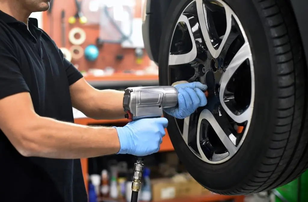 Montir Spesialis Kaki Kaki Mobil Berpengalaman